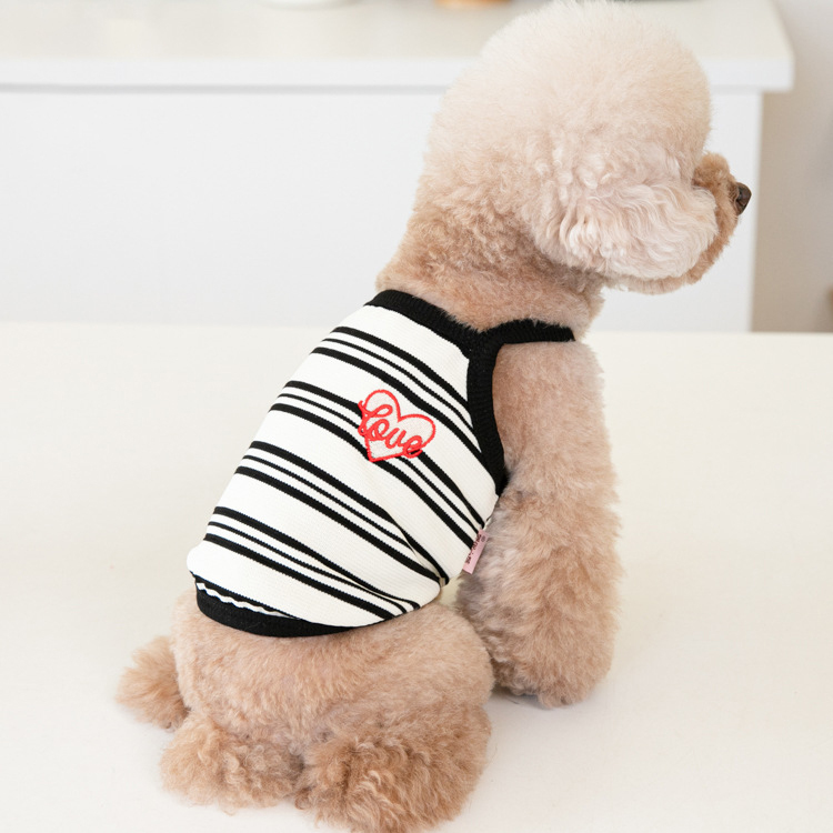 ペット用夏服キャミソール 子犬・猫用 春夏向け 通気性抜群 メッシュ素材 抜け毛がつきにくい 快適設計 ストレスフリー 3D立体裁断 かわいい おしゃれ 刺繍入り ドッグウェア 猫服 締め付け感なし 涼感ペットウェア