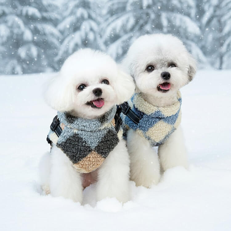 ハーネス一体型防寒ウェア 犬猫兼用 ドッグウェア 犬服 冬用 あったか保温 フリースボア 厚手ふわふわ 柔らか 360°反射材 夜間散歩安全 リードフック 1秒装着 締め付けゼロ ストレスフリー 外れにくい 汚れにくい 小中型犬 猫向け おしゃれ可愛い 寒さ対策 XS-XL-Giipet