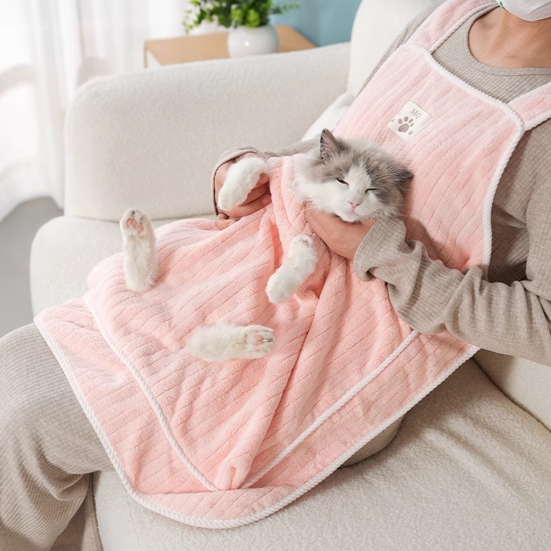 Giipet-猫抱っこ用エプロン 寝袋風ペットウェア 7.5kgまで対応 調節ボタン付き 抜け毛防止 猫ポケット付き ピンク&ライトブルー 肌に優しい素材 使用簡単 抱っこしながら移動可能 寒さ対策 室内外兼用 爪切り&耳掃除もラクラク 大型猫対応 遊べる広々スペース お手入れ簡単 ペット撫でる服