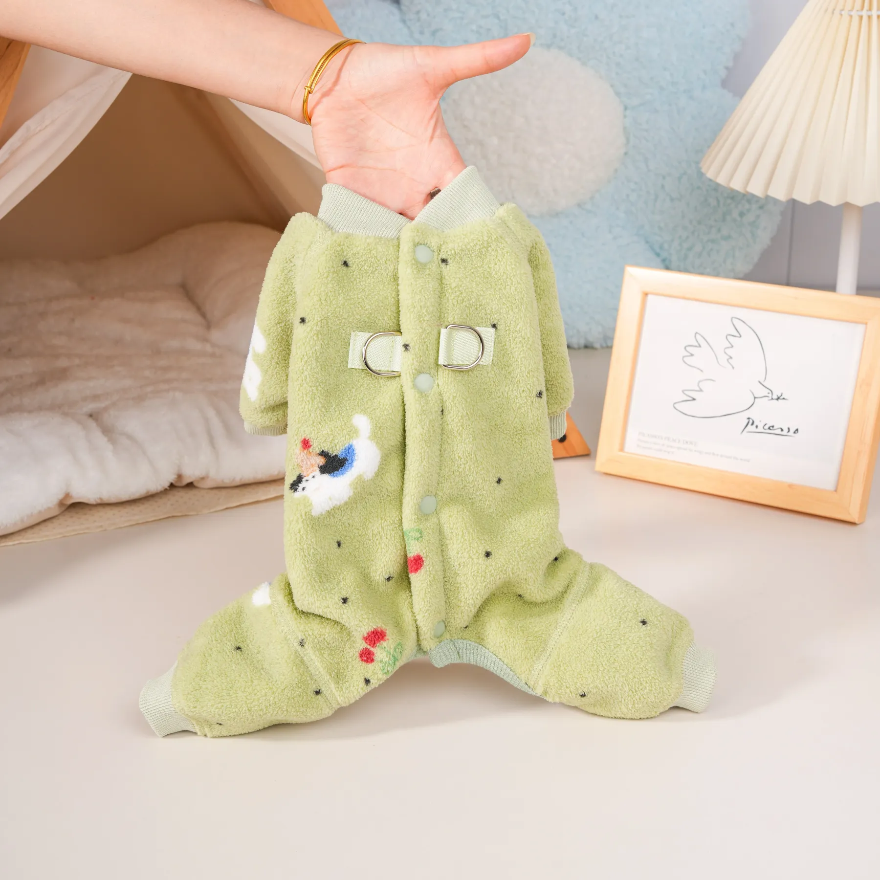 ドッグロンパース ふわもこあったかフリース 四つ足 背中開き 着脱簡単 ハーネス一体型 Dカン付き シームレス 極上肌ざわり ストレスフリー 北欧風 防寒保温 抜け毛対策 パジャマ 秋冬用 服苦手な子 シニア犬-Giipet