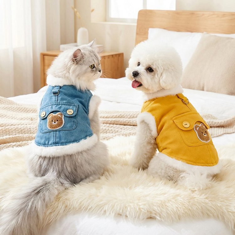 犬服 リード一体型デニムベスト 防寒着 マイナス5℃対応 360°保温 ふわふわファー裏地 高密度フリース スナップボタン 着脱簡単 動きやすい 暖かくてムレない 耐久性 立体ベアポケット おしゃれ ドッグウェア 小型犬 中型犬 お散歩 マストアイテム 寒さ対策-Giipet