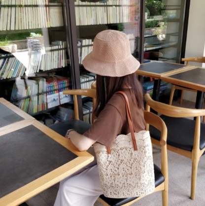 กระเป๋ามือหิ้วลูกไม้แบบกลวง
