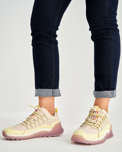 WOMENS TRAVEL MID TRAINER