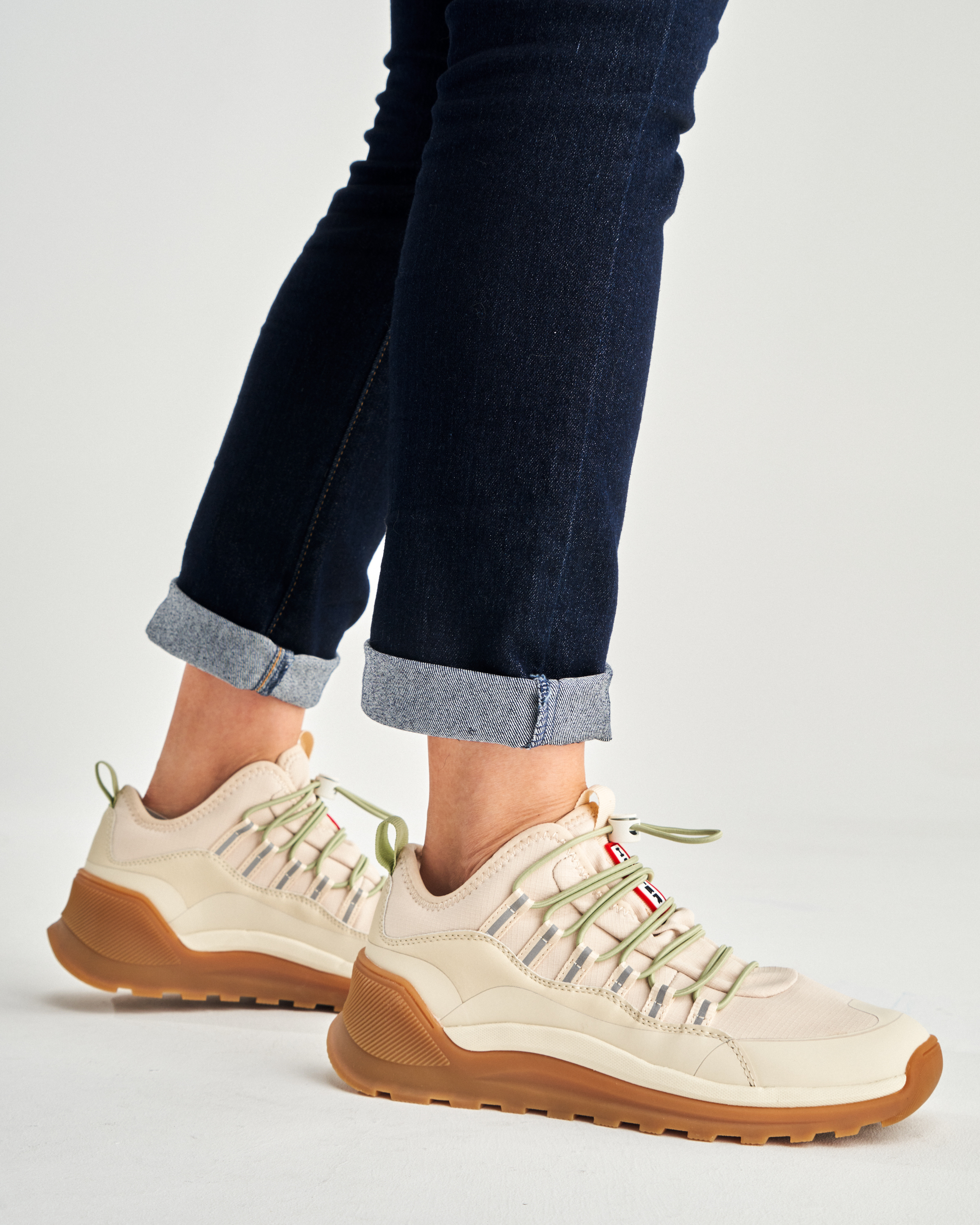 WOMENS TRAVEL MID TRAINER