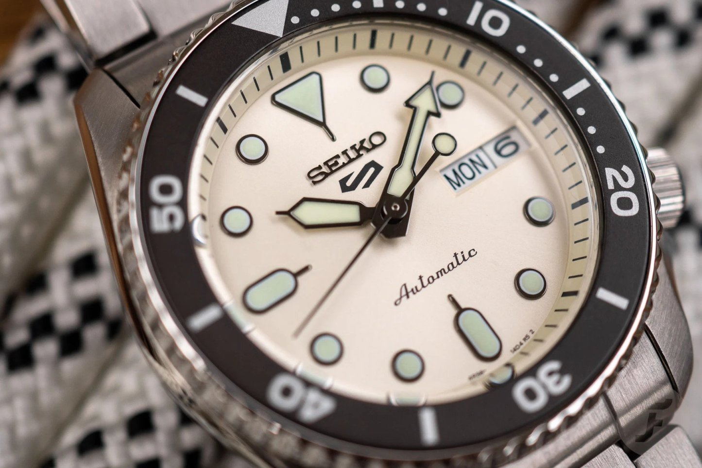 Seiko 5 Sports SKX 38mm Automatic SRPK31K 100M Men Watch Champagne ozdigitalwatch.com.au