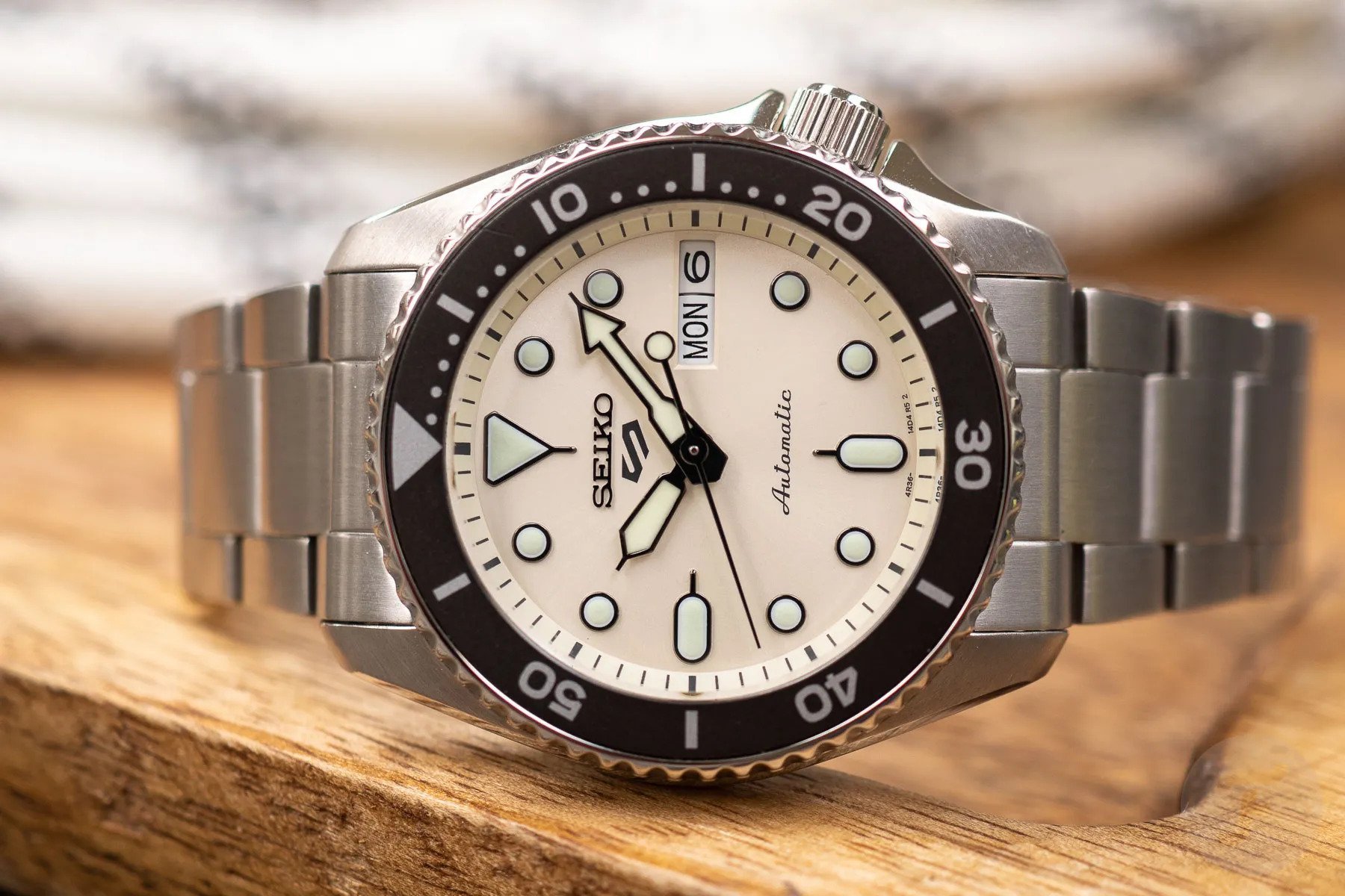 Seiko 5 Sports SKX 38mm Automatic SRPK31K 100M Men Watch Champagne ozdigitalwatch.com.au