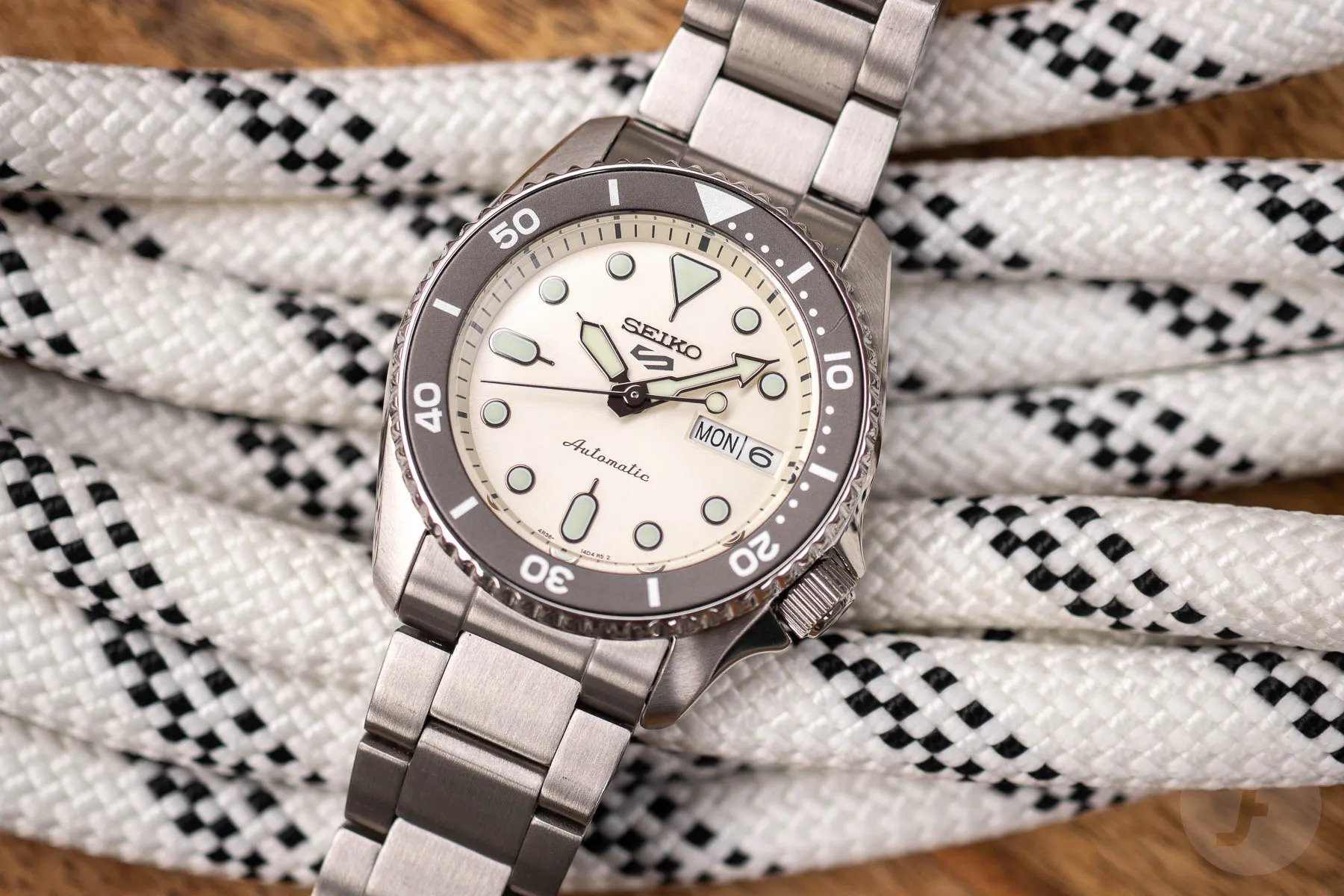 Seiko 5 Sports SKX 38mm Automatic SRPK31K 100M Men Watch Champagne ozdigitalwatch.com.au