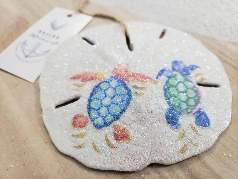 真正的沙钱装饰，拼贴沙钱装饰，以彩色小海龟为特色，手工礼物，沿海圣诞节，航海装饰图像 3