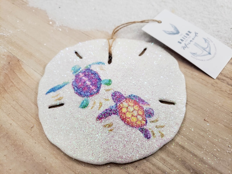 真正的沙钱装饰，拼贴沙钱装饰，以色彩缤纷的小海龟为特色，手工礼物，沿海圣诞节，航海装饰图像 2