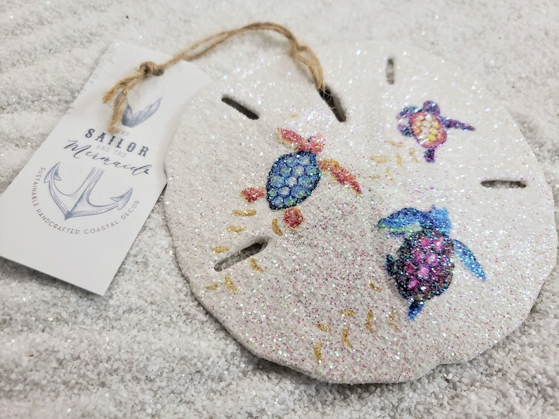 真正的沙钱装饰，拼贴沙钱装饰，以彩色小海龟为特色，手工礼物，沿海圣诞节，航海装饰图像 6