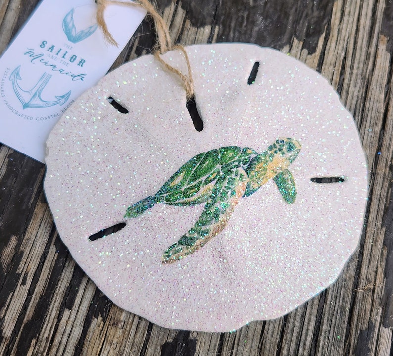 真正的沙钱海龟装饰物，带有绿海龟的拼贴沙钱装饰物，手工礼物，沿海圣诞节，航海装饰图像 1