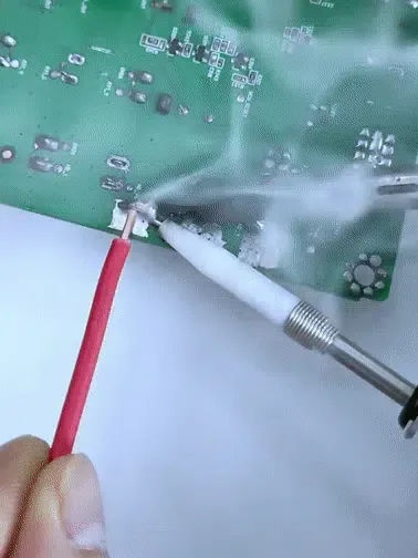 【本日注文して錫線を送る】ハンダガン8点セットを手にする