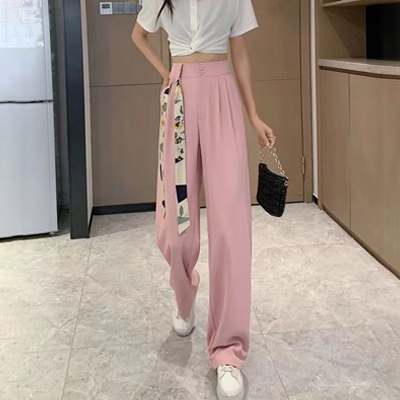 ハイウエストでワイドなスーツパンツ