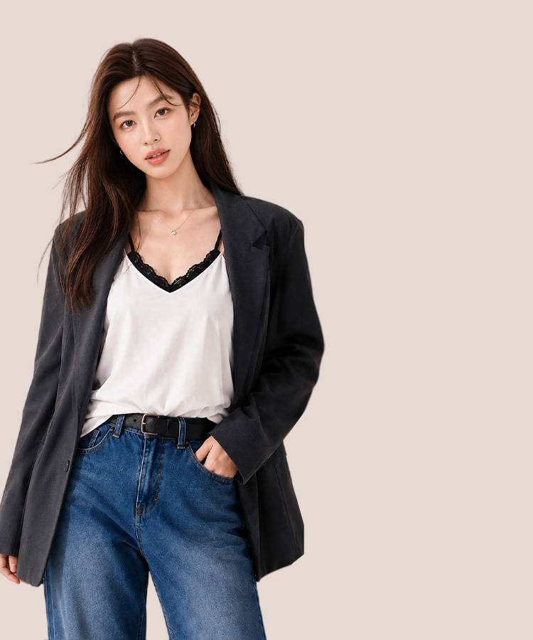 레이스 브라와 캐미솔을 레이어드한 모델의 정면 모습 VEIMIA