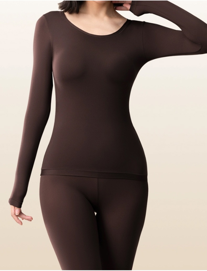 브라 없이 착용 가능한 보온 내복 모델 착용 이미지 다크 브라운 VEIMIA 베이미아