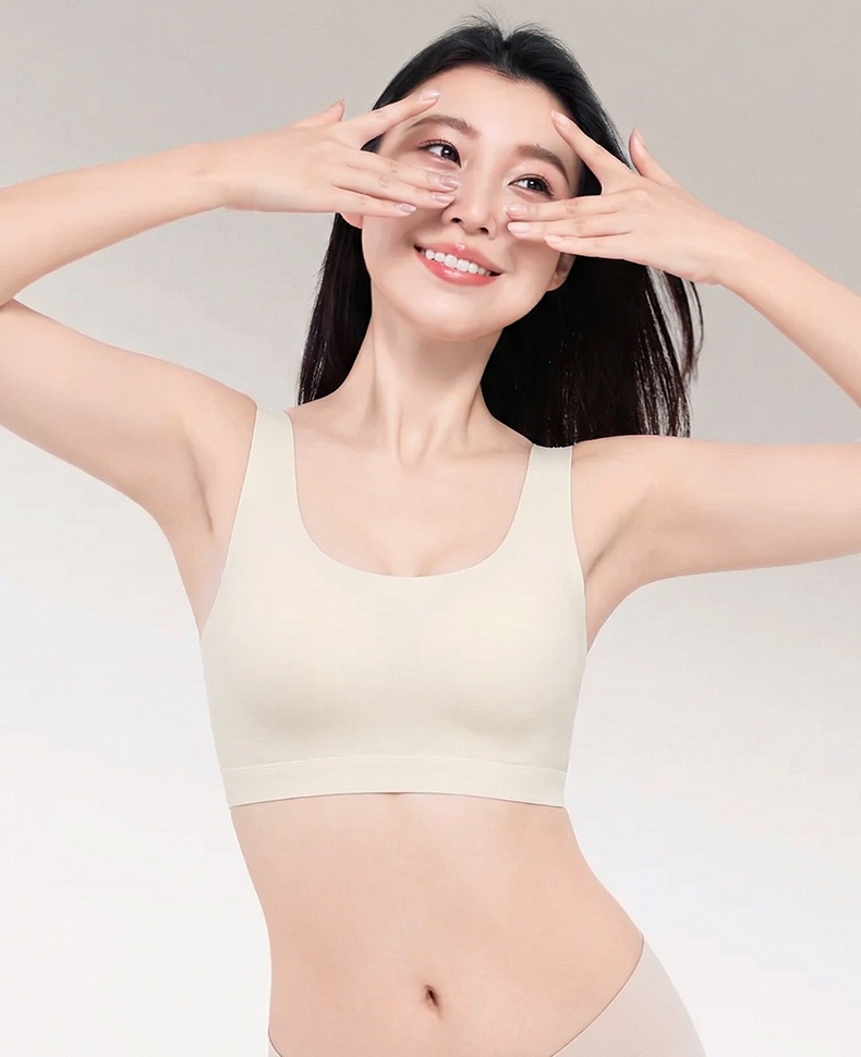슬림핏 심리스 나시형 브라탑 모델 착용 이미지 VEIMIA 베이미아