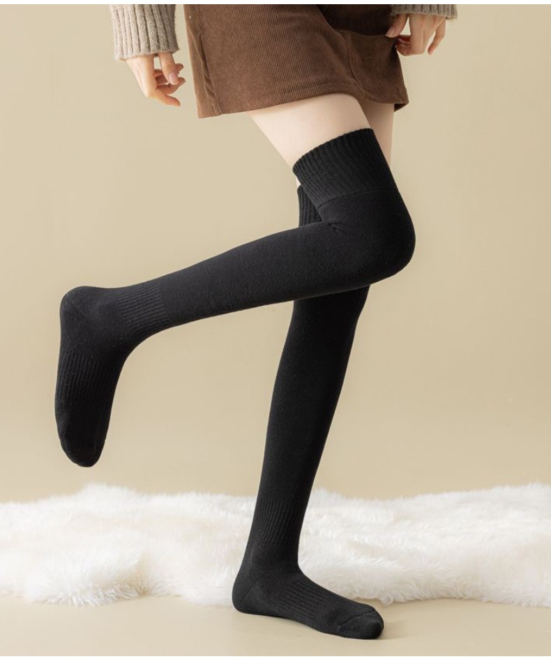 도톰 기모 오버니삭스 착용 이미지 VEIMIA 베이미아