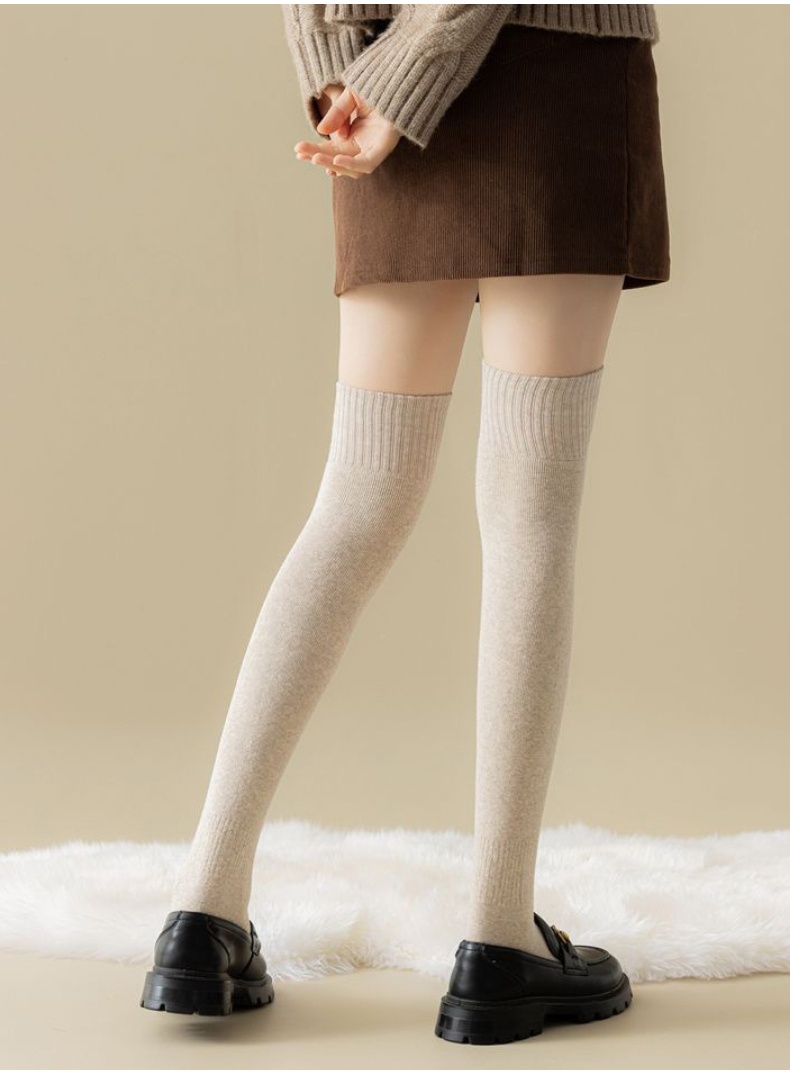 도톰 기모 오버니삭스 모델 착용 이미지 VEIMIA 베이미아