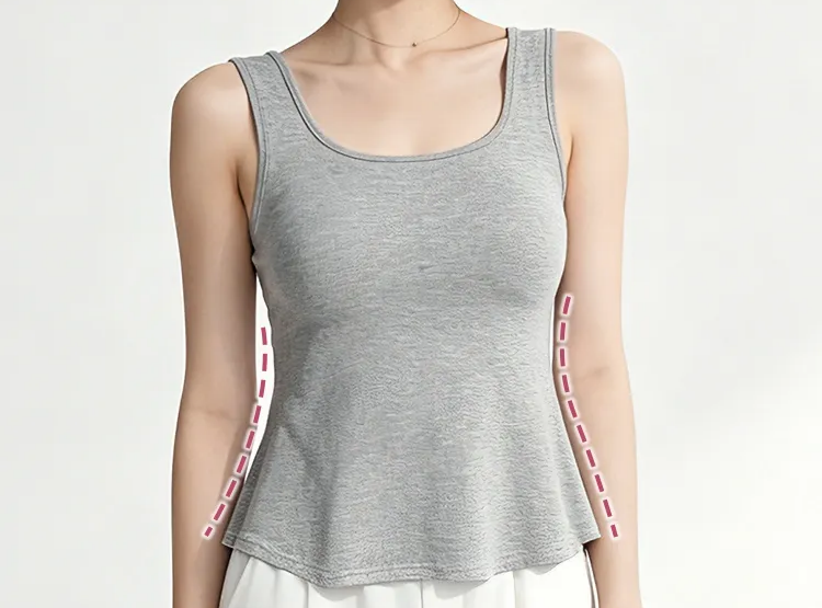 몸에 붙지 않는 A라인 핏의 그레이 나시 디자인