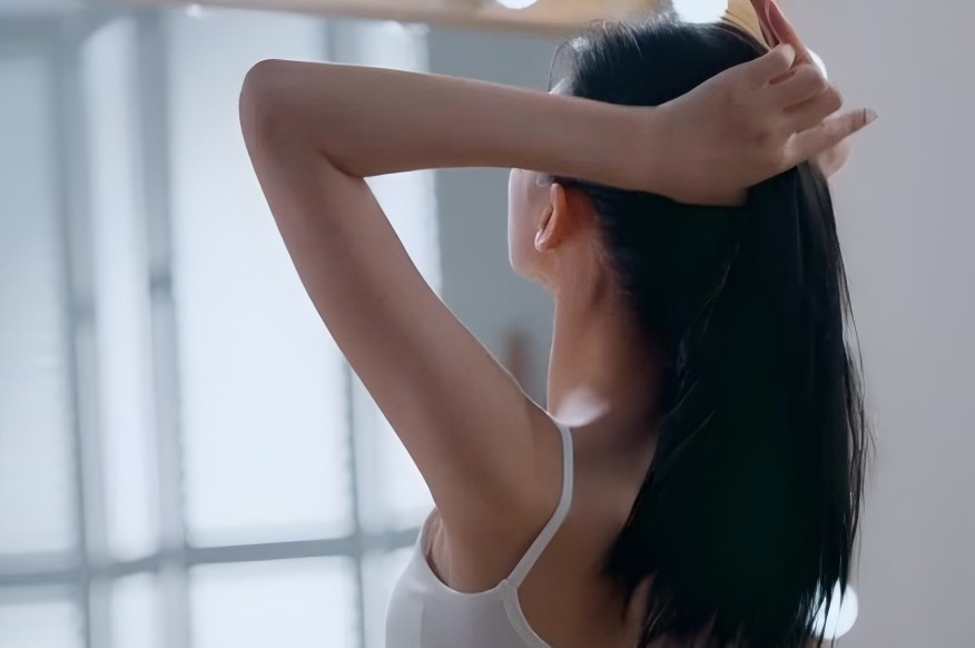 몸에 맞는 어깨 끈 없는 브라를 착용하고 거울로 앞뒤 라인을 확인한 뒤 오프 숄더 브라 끈 걱정 없이 당당하게 스타일링한 모습