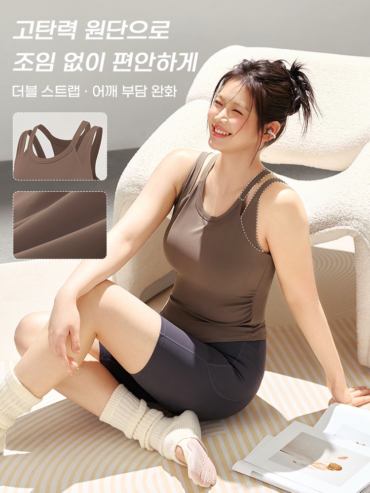 고탄력 원단과 더블 스트랩 구조를 보여주는 스포츠 브라탑 착용 이미지 VEIMIA