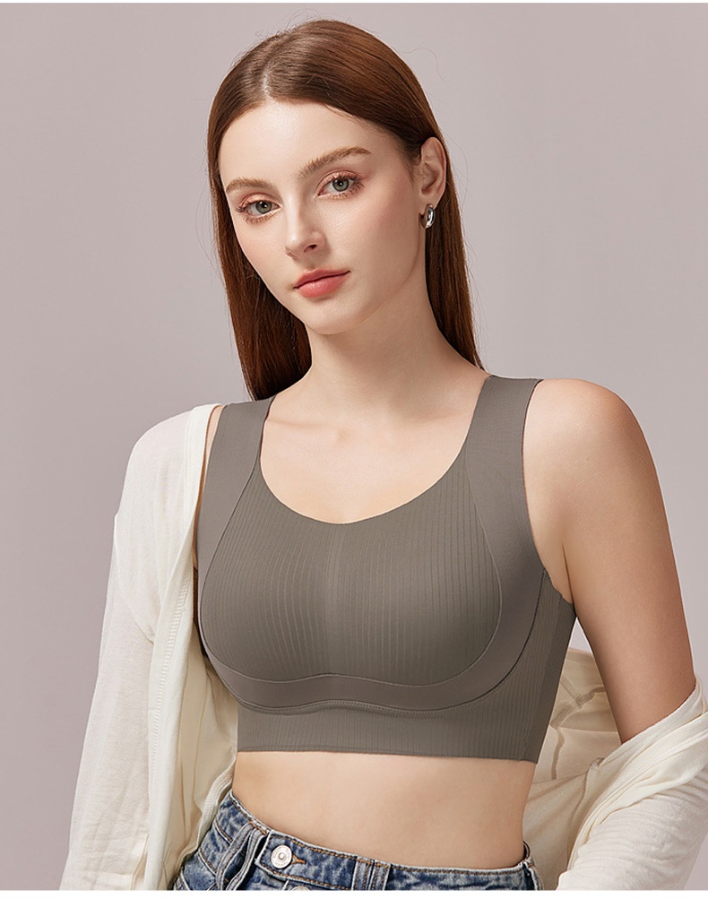 겉옷을 걸친 모델이 심리스 브라를 착용한 정면 모습 VEIMIA