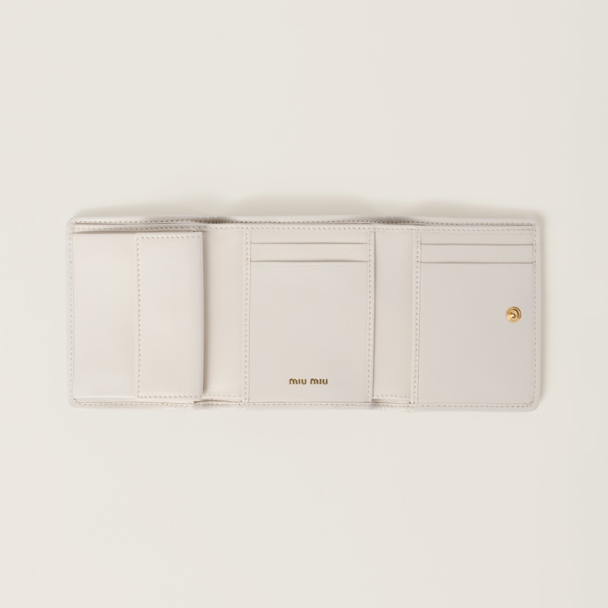 【美品】miu miu マテラッセレザー　財布 可愛い♡】☆MIUMIU☆マテラッセレザー 折り財布♡ (MiuMiu