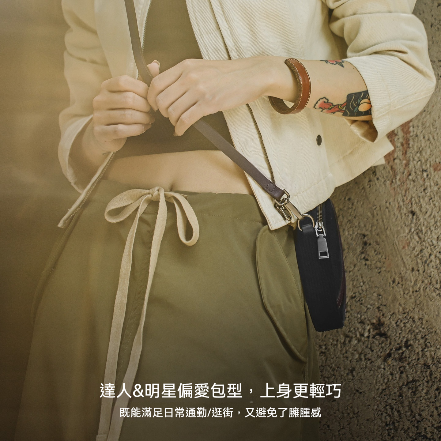 黑色燈芯絨斜挎小型圓包超輕便迷你精緻復古隨身單肩包包女士