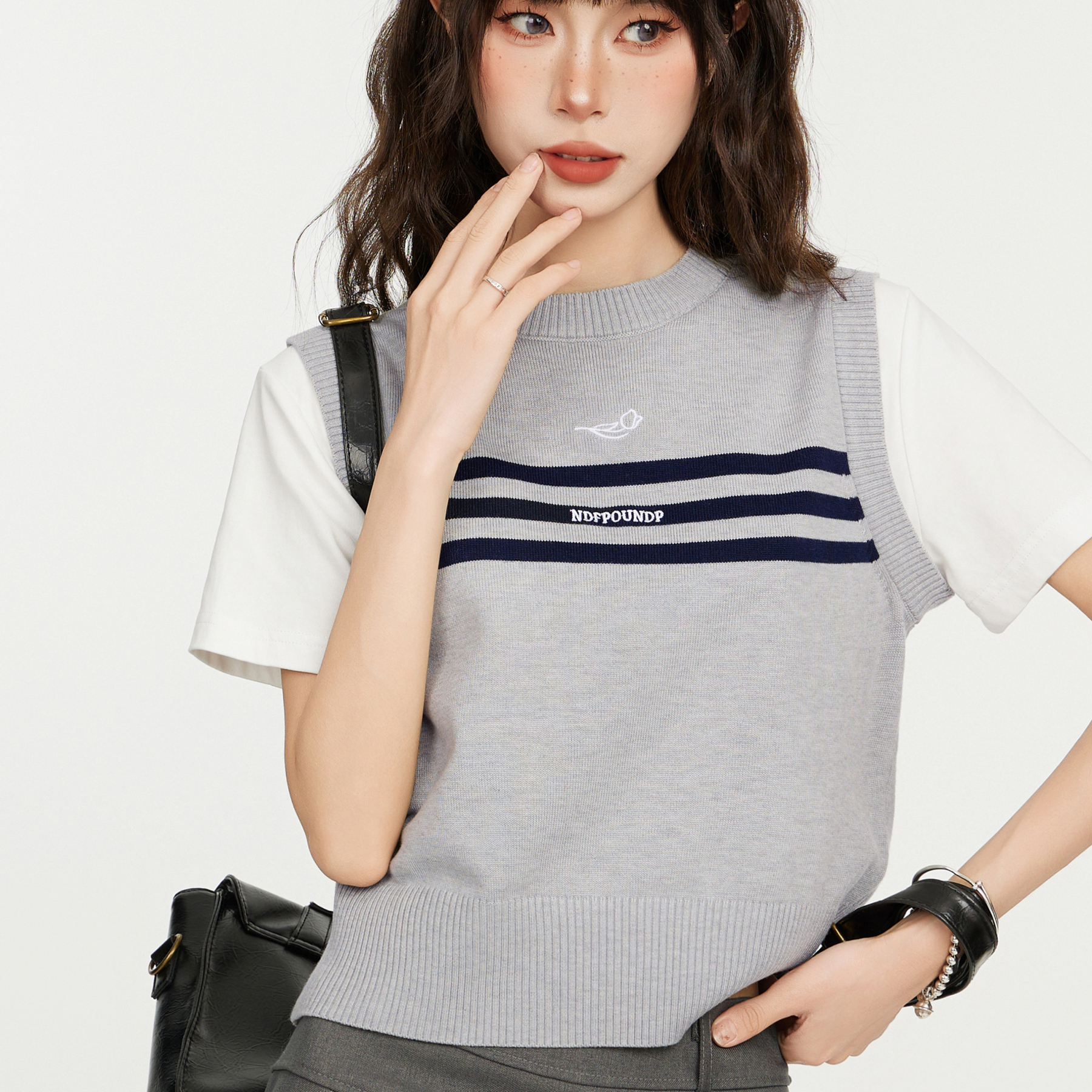 美式條紋灰色假兩件正肩短袖t恤女夏顯瘦設計感小眾辣妹短款上衣