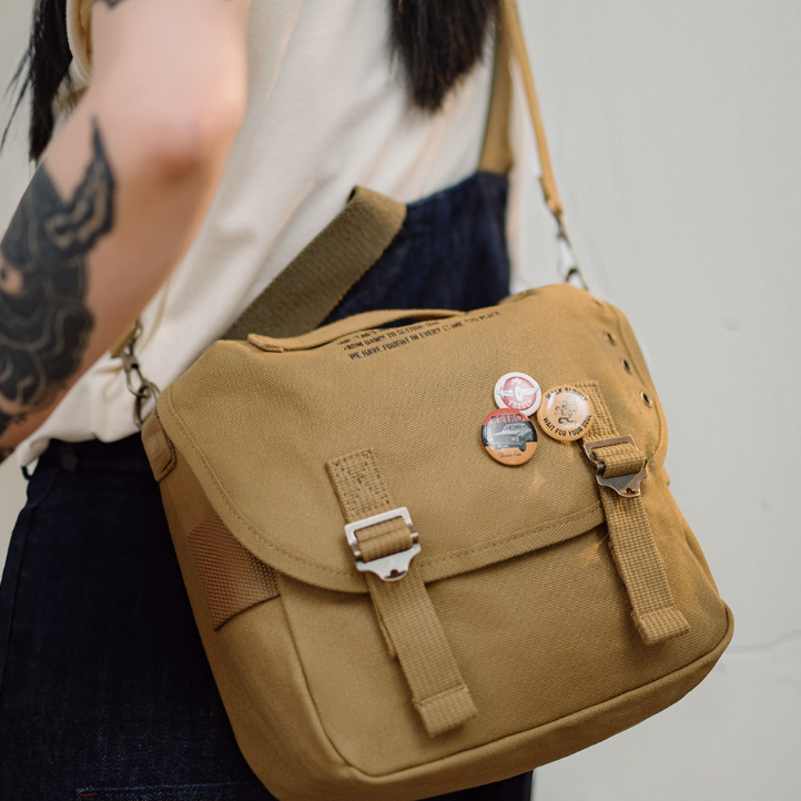 馬登女裝 美式復古M1961字母印花帆布斜挎包手提時尚大容量托特包夏女