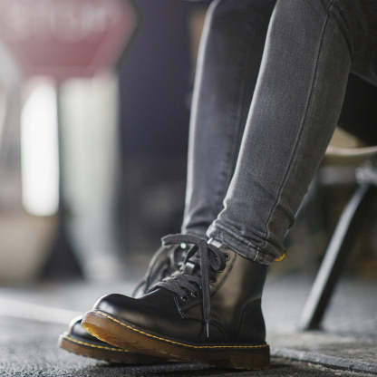 馬登女裝 黑色經典6孔馬丁靴高幫顯瘦機車短靴厚底英倫風單靴秋冬季女