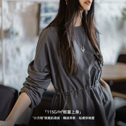 落肩薄款寬鬆中袖七分長袖裙子山系工裝風收腰連衣裙女士早秋