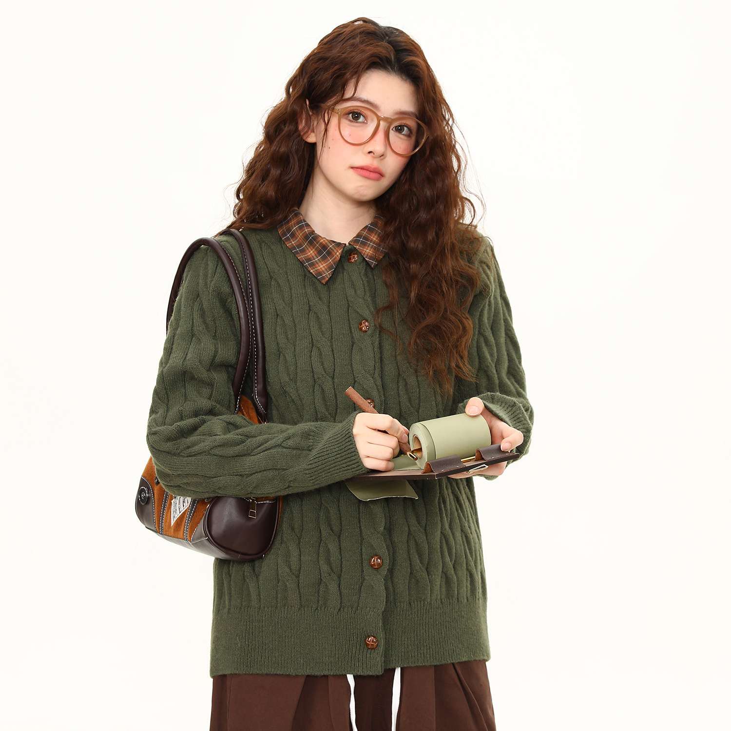 橄欖綠拼格子慵懶風翻領毛衣女開衫春季新款復古百搭外套