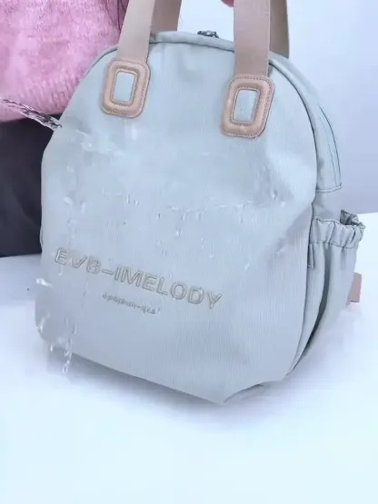 時尚簡約雙肩包，多隔層分區收納，隱藏防盜口袋設計，兼顧顏值與實用，通勤旅行輕鬆裝下所需