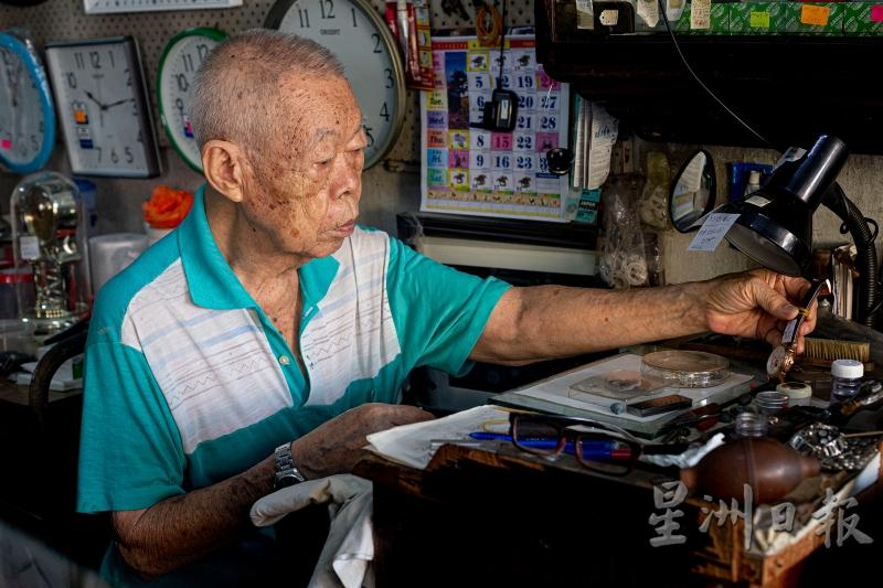 84岁钟表老师傅与时间为友61载- 头条