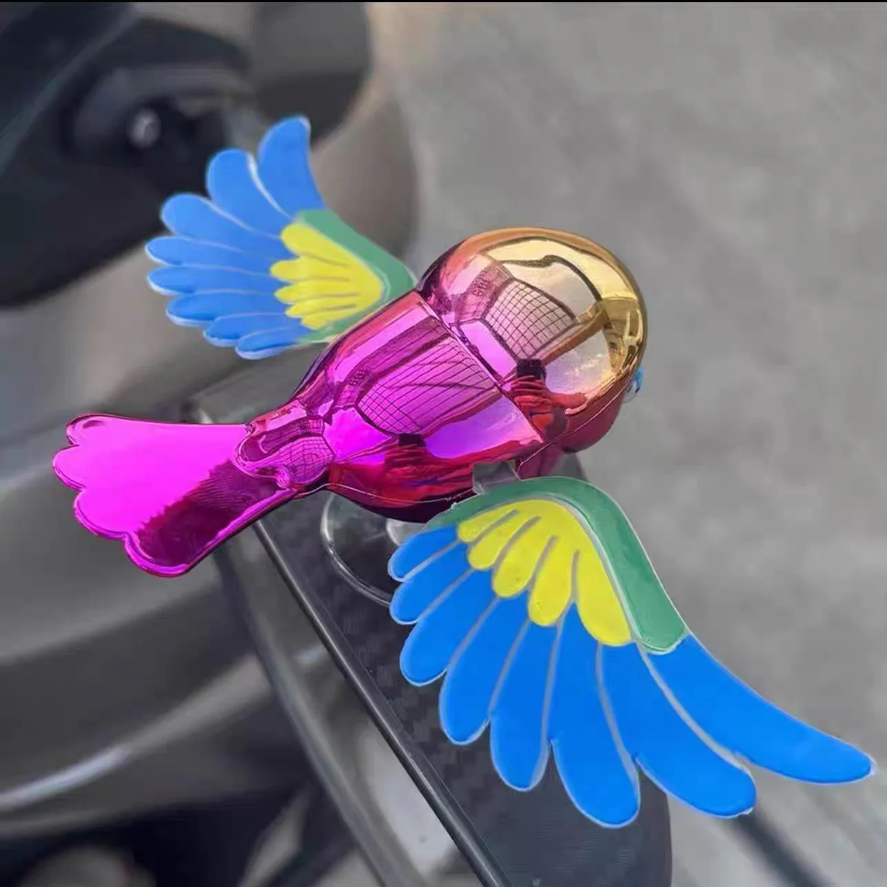 Flying Bird Car Mirror Ornament, Motorcycle Companion Bird with Flapping Wings, Cute Dashboard Pet, Christmas Gift for Drivers