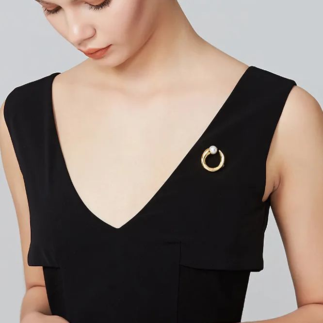 Curvilinear Collection Round Seed Shape Brooch With Pearl