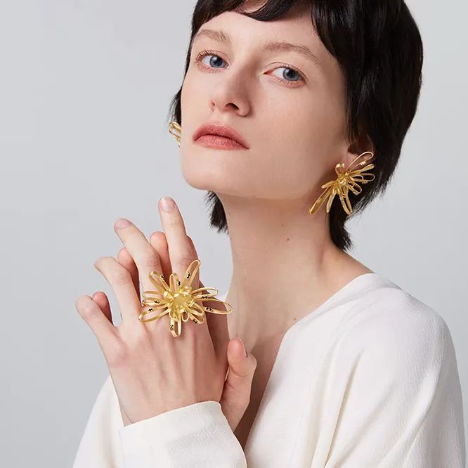 Chrysanthemum Collection Linear Golden Double Finger Ring