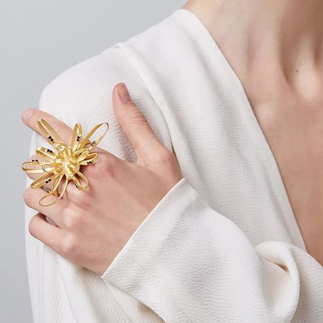Chrysanthemum Collection Linear Golden Double Finger Ring