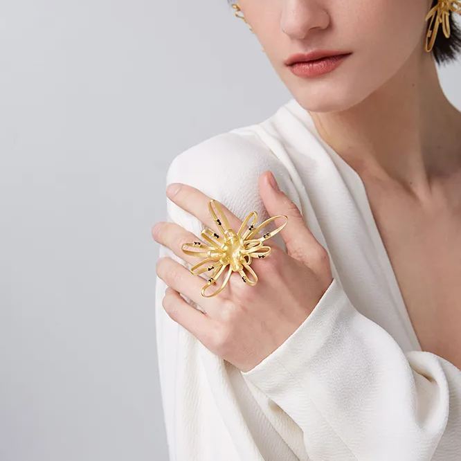 Chrysanthemum Collection Linear Golden Double Finger Ring