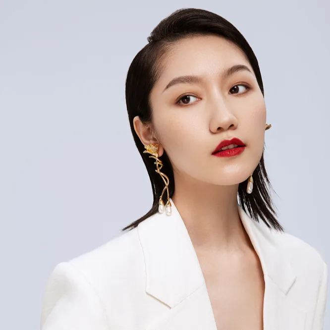 Cosmos Collection With Folding Flower Single Curve Earrings