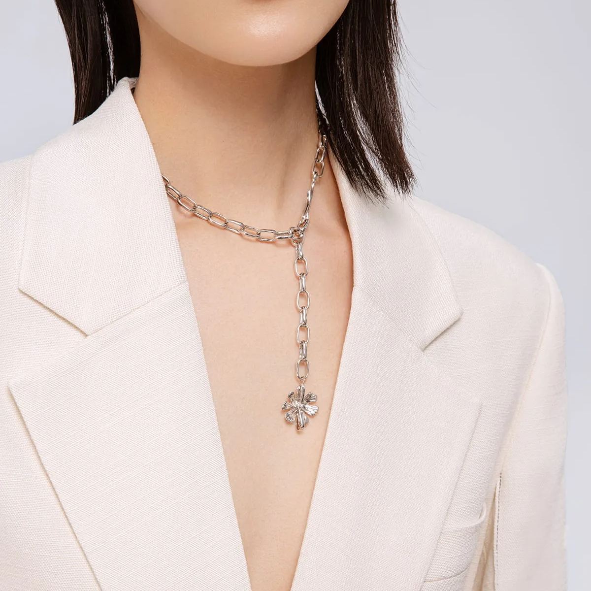 Cosmos Collection White Flower Silver Choker