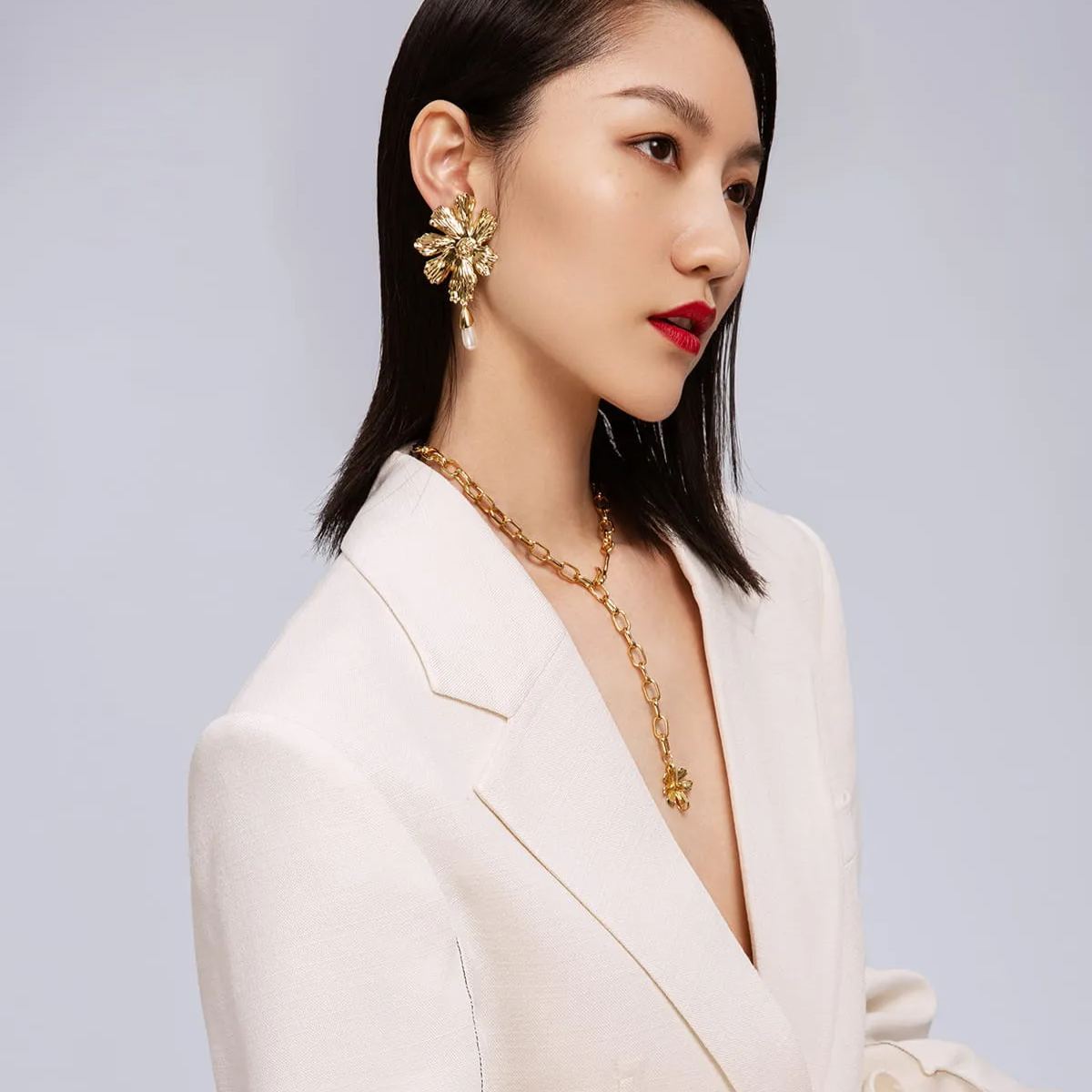 Cosmos Collection White Flower Golden Choker