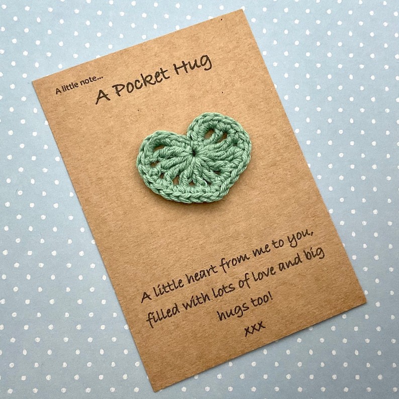 Grüne, Handgehäkelte Grußkarte „pocket Hug“ Zum Valentinstag, 3d-strickkarte, Romantisches Geschenk Für Sie - MiniMe Pillow