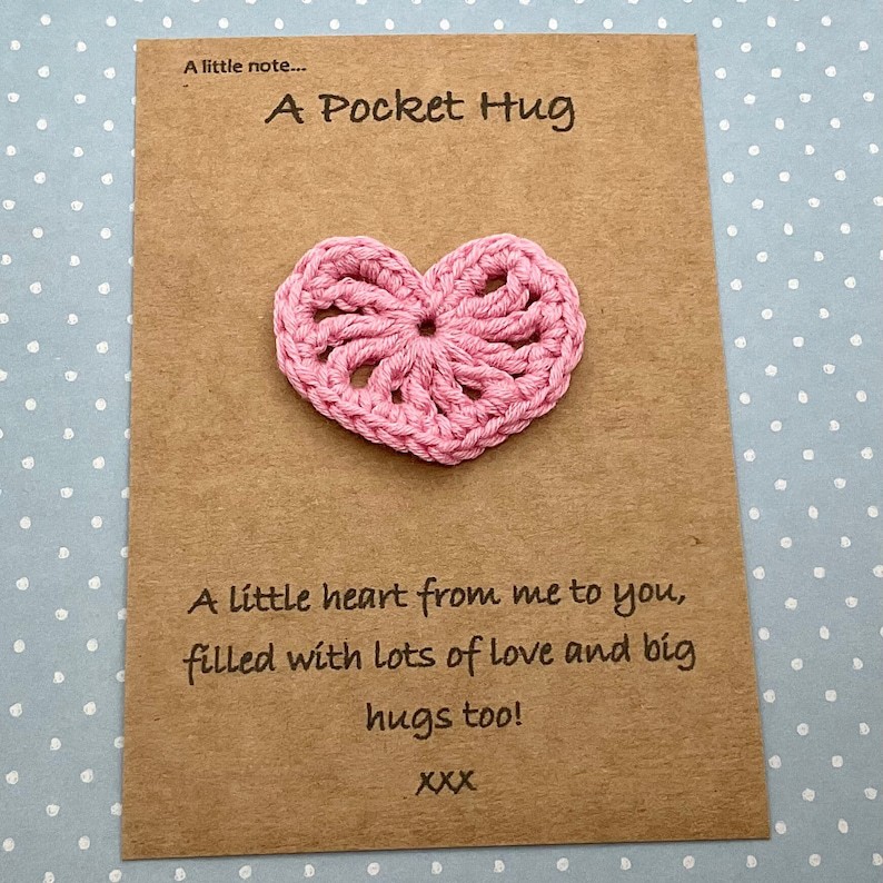 Handgefertigte Gehäkelte Grußkarte „pink Pocket Hug“ Zum Valentinstag, 3d-strickkarte, Romantisches Geschenk Für Sie - MiniMe Pillow