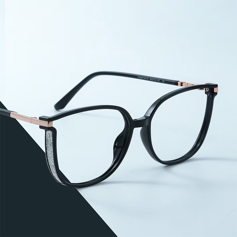 Eterlens ラメの“輝き”で囲むことで、目力アップ - 商品画像 3/23 (Wellington Photo)