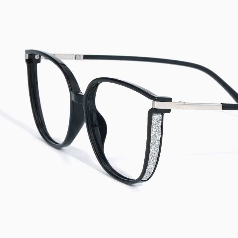 Eterlens ラメの“輝き”で囲むことで、目力アップ-Eterlens