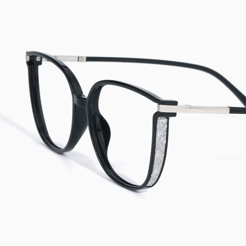 Eterlens ラメの“輝き”で囲むことで、目力アップ-Eterlens