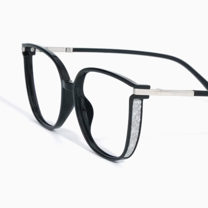 Eterlens ラメの“輝き”で囲むことで、目力アップ-Eterlens