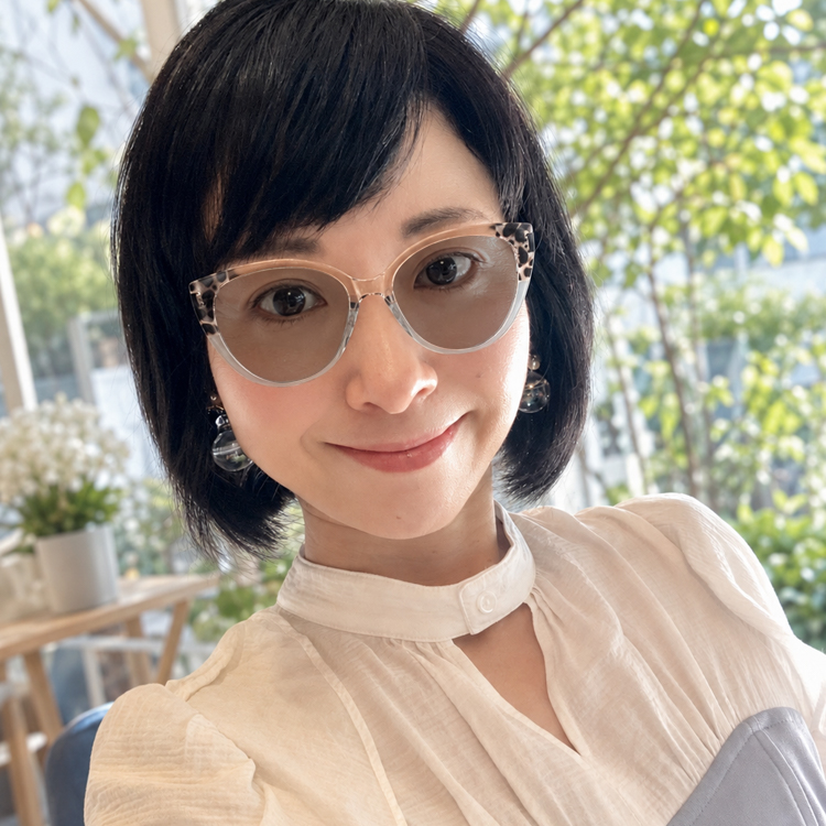 キャットアイ型｜幾何学フレームで可愛く引き締め｜お出かけにも最適｜ブルーライトカット対応｜Sweet Edge｜Eterlens